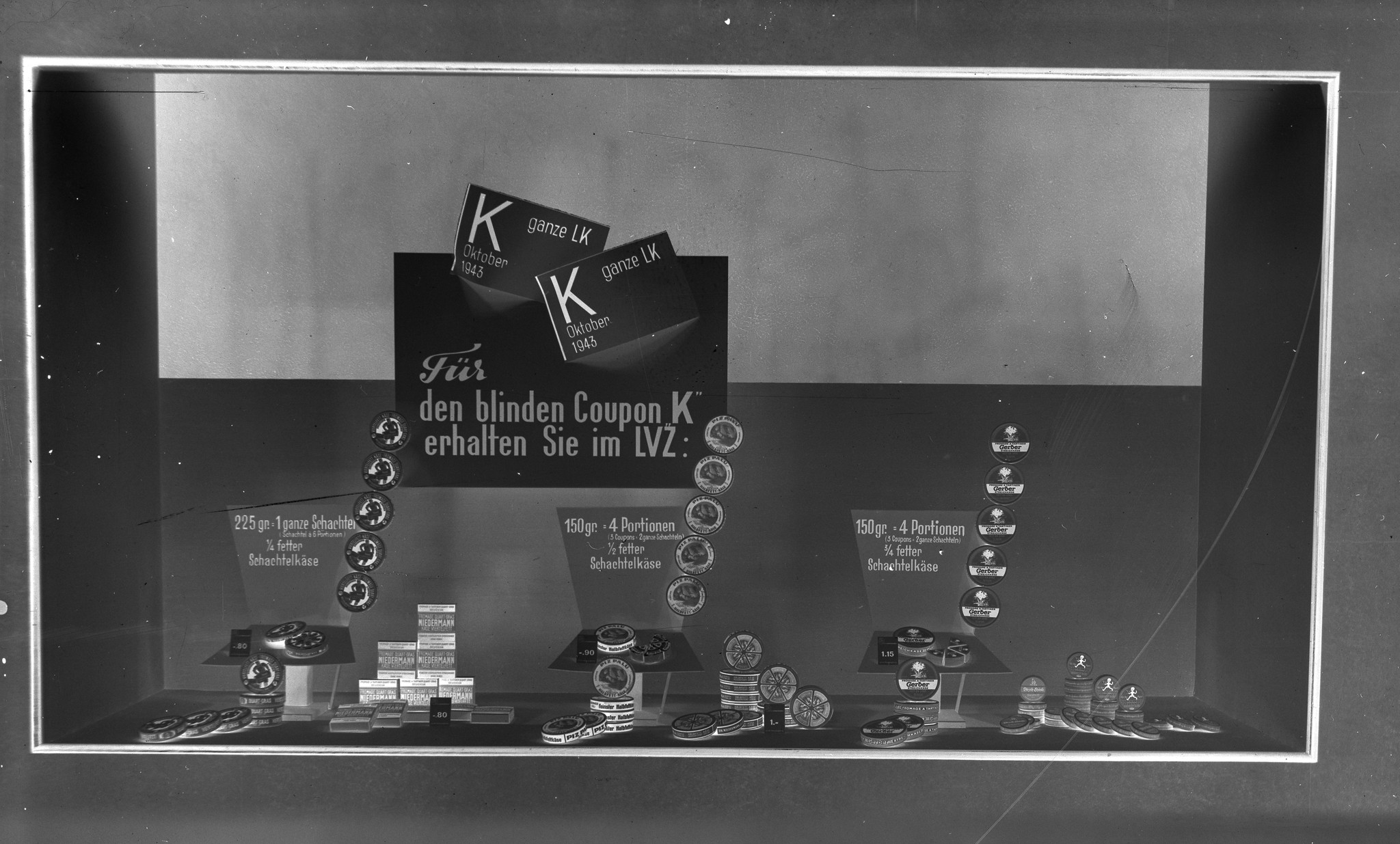 "Für den blinden Coupon 'K' erhalten Sie im LVZ:" - Schaufenster mit Schachtelkäse, 1943