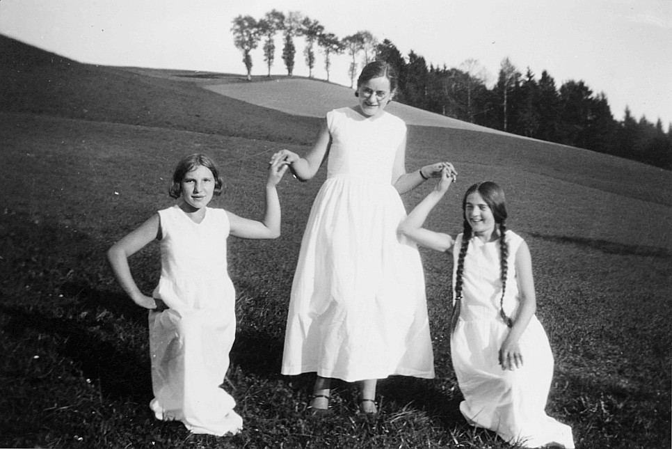 Meitschi-Ortsgruppe der Wandervögel Bern - Drei Mädchen beim Reigenüben auf der Wiese (1931)