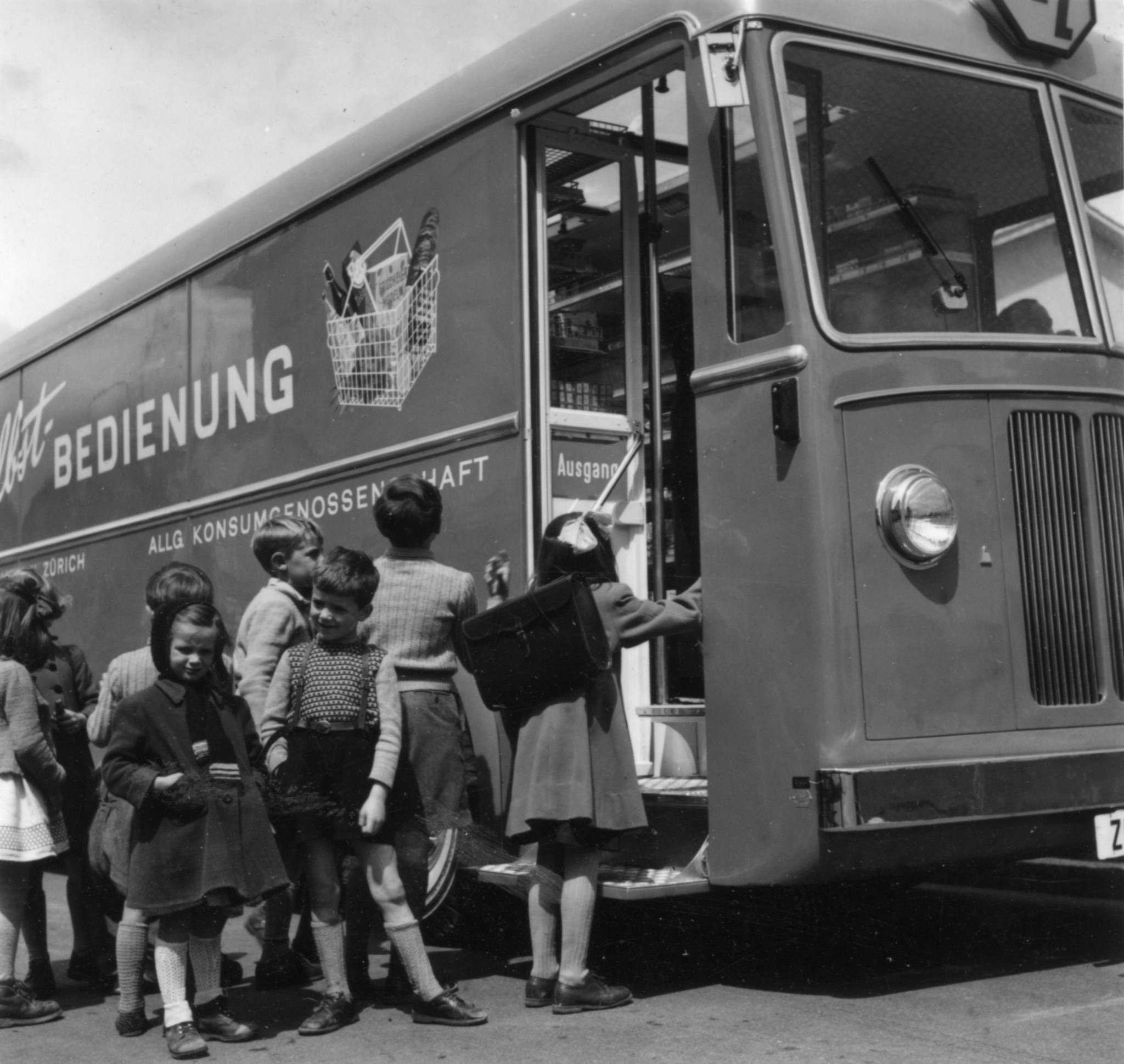 Kinder beim Betreten eines Verkaufswagens des Lebensmittelvereins Zürich