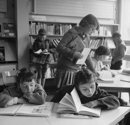 "Bibliothek" Oerlikon - Kinder beim Stöbern und Lesen in der Bibliothek; um 1965