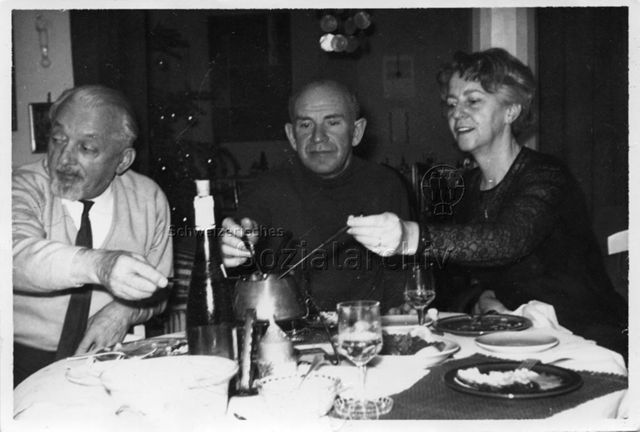 Karl "Rolf" Meier und Alfred Brauchli mit Dame beim Fondue Bourguignon, ca. 1968/1969