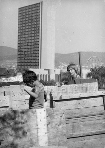 "Robinsonspielplatz Spreitenbach AG" - Zwei Jungen in einer Holzhütte; 1973