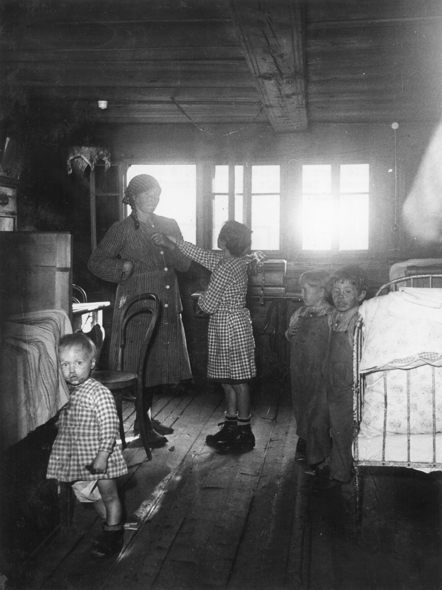 "Dieser Raum dient der 11-köpfigen Familie als Ess-, Schlaf- und Wohnzimmer, sogar als Krankenzimmer, da ein Kind unheilbar krank ist."