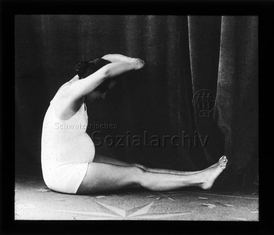 Diaserie zum Thema Schwangerschaft; Schwangerschaftsgymnastik; Schwangere Frau auf Boden sitzend, Arme und Kopf vornüber gebeugt; um 1930