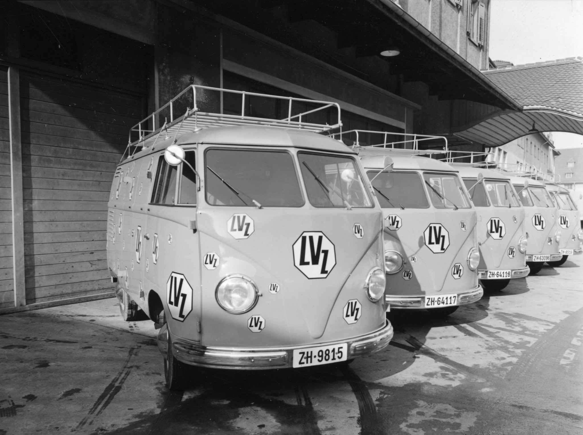 Mehrere Lieferwagen des Lebensmittelvereins Zürich vor der Garage an der Turbinenstrasse, 20. Februar 1953