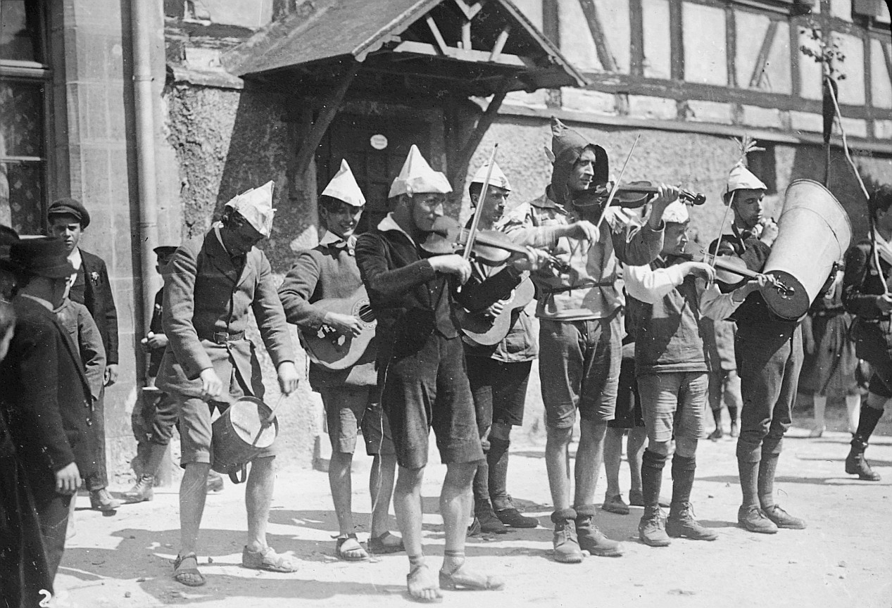 Radaukapelle fürs grosse Wecken (mit Geigen, Gitarren und Trommeln) - Deutsche Wandervögel in Kronach (Pfingsten 1920)