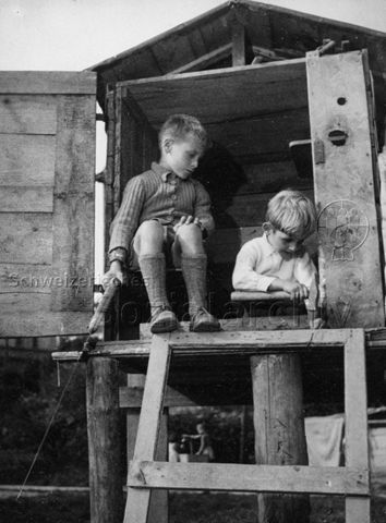 "Kleine Baumeister auf dem Robinson-Spielplatz Zürich-Wipkingen"; um 1965