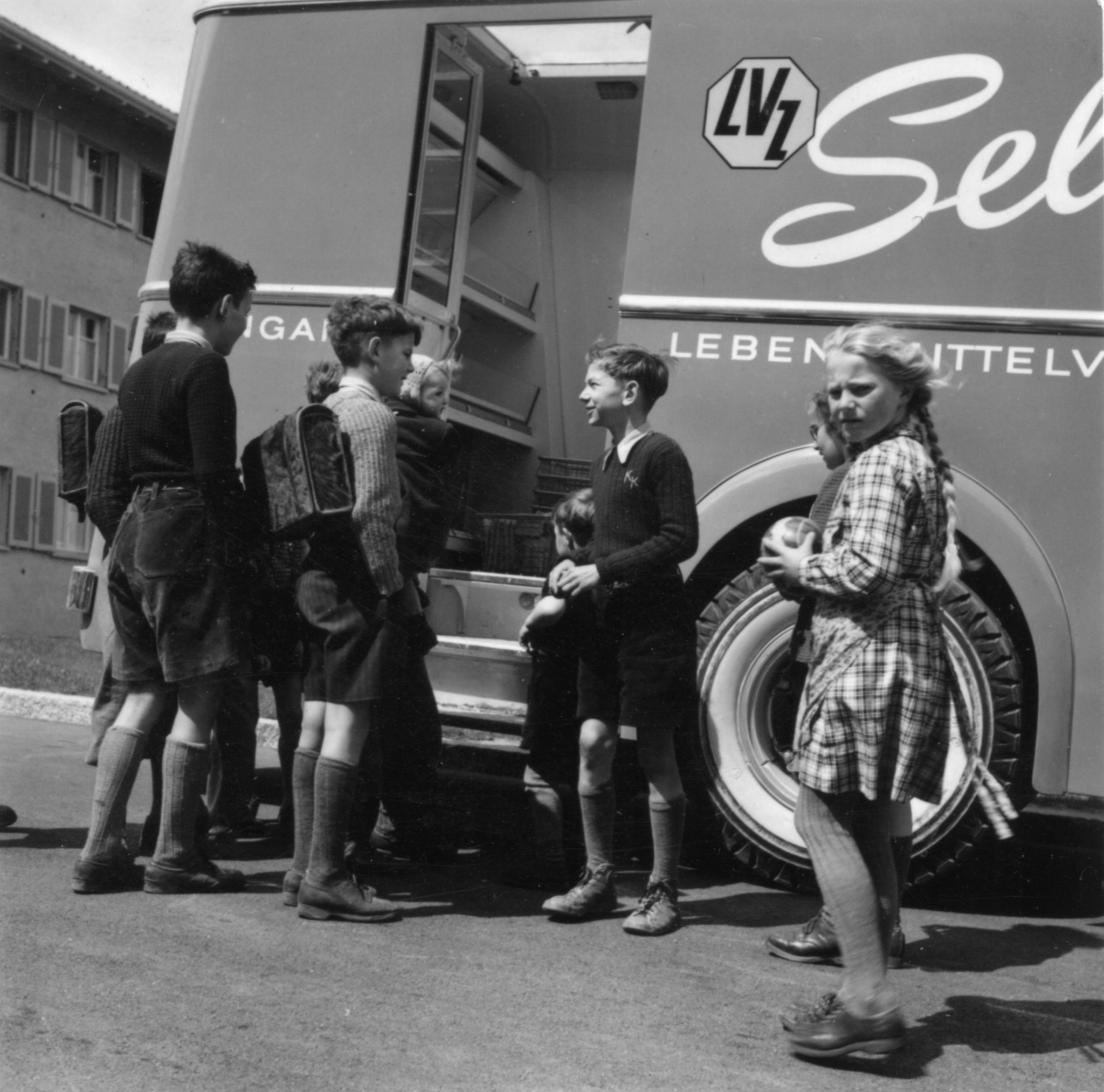 Kinder vor einem Verkaufswagen des Lebensmittelvereins Zürich