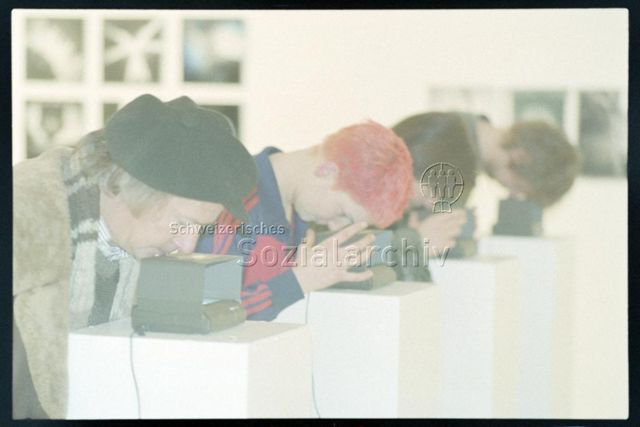 Publikum betrachtet Fotokasten, abgebildet u.a. Ruth Kunz