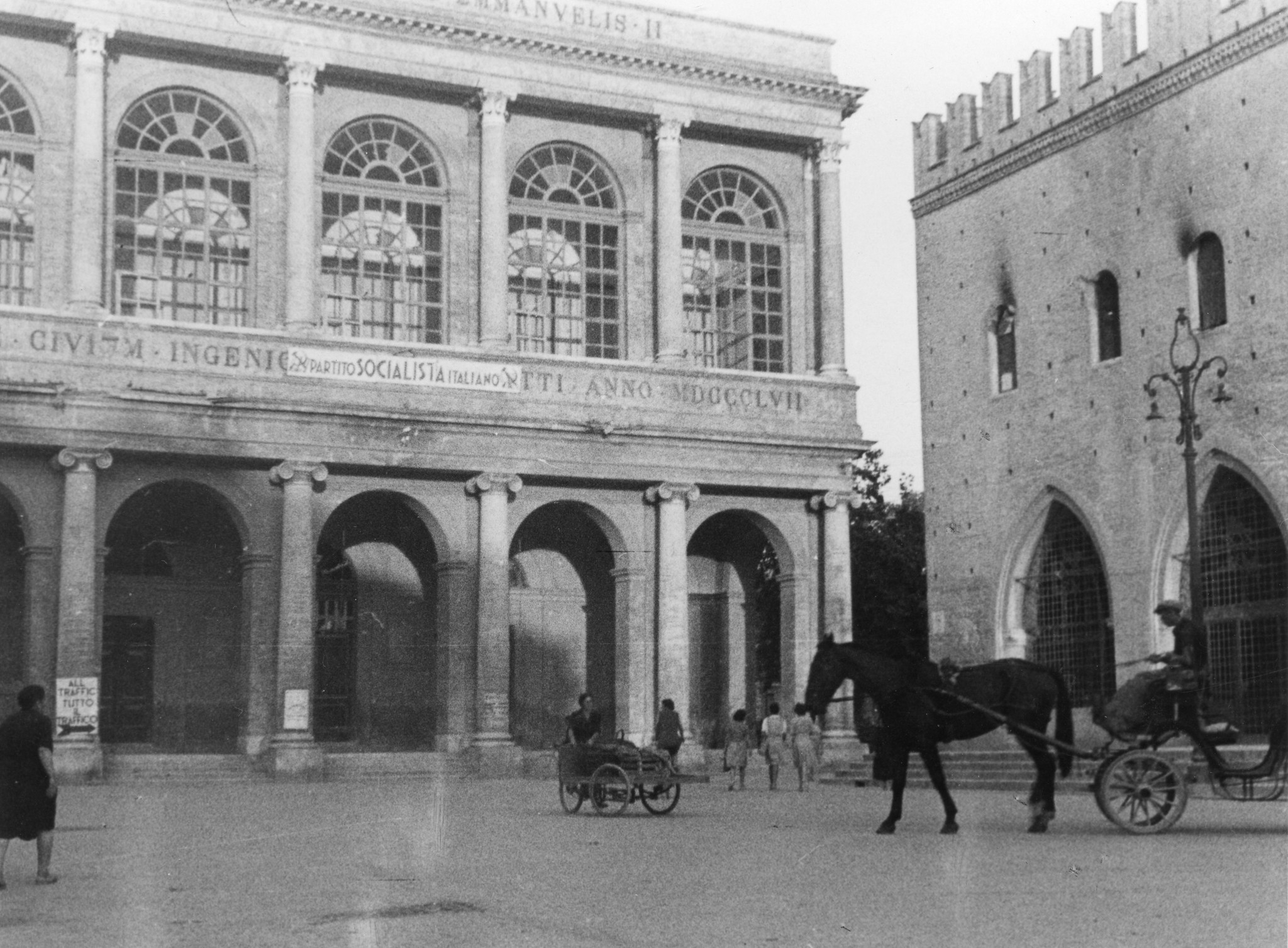 "Rimini. 85% der Häuser sind beschädigt. Die Prachtbauten des Platzes sind heil geblieben. Das Theater ist der Sitz der S.P. geworden."; Aussenansicht des Theaters