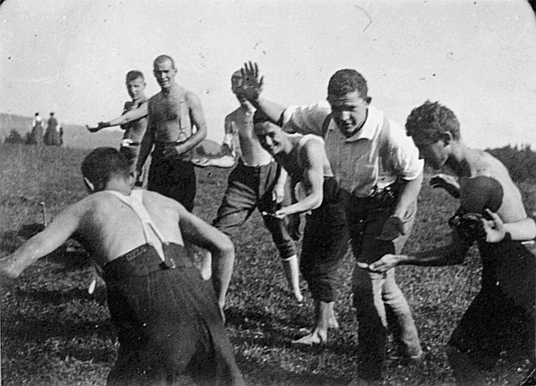 Wandervögel spielen (vermutlich) auf der Wiese - Führertag Fischbach (Herbst 1919)