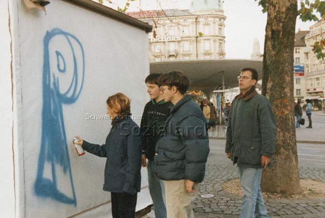 "DVK 96 'Lehrlinge malen Container an'" - Lernende beim Sprayen; 1996