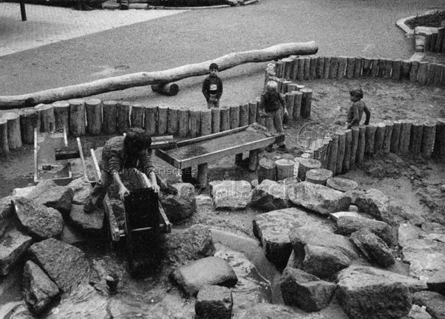 "Kurpark Rheinfelden, Spielplatz" - Kinder beim Spielen, Brunnen; 1976