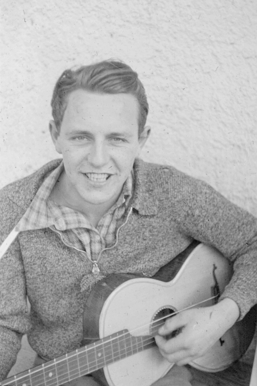 Mann Gitarre spielend