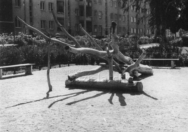 Spielplatz, "Dänemark" - Baum als Klettergerüst; um 1955