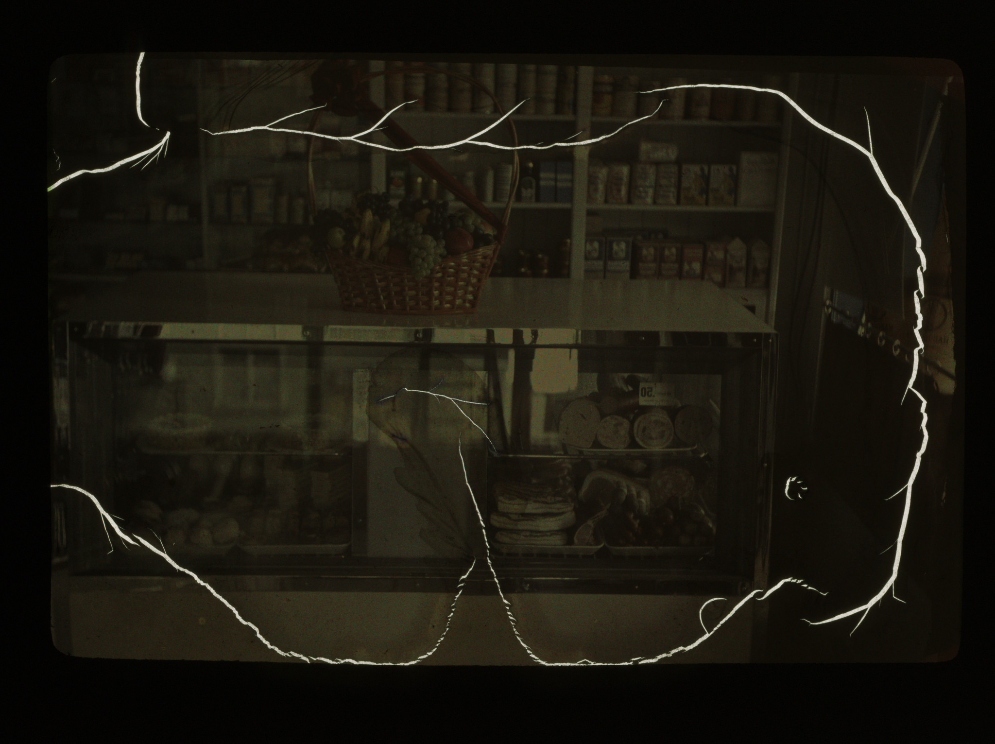 Dia: Innenansicht einer COOP/LVZ-Filiale: Theke.