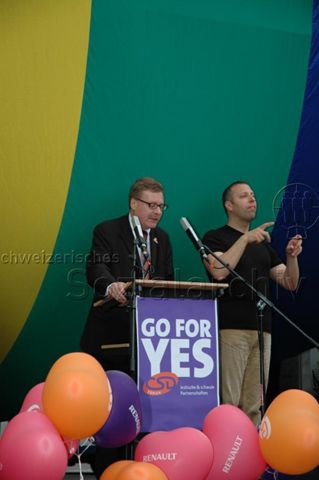 Christopher-Street-Day (CSD) 2005: "Go for YES" (04.06.2005, Zürich) – Markus Notter, CSD-Motto auf der Vorderseite des Podiums: "Go for Yes – CSD Zürich – lesbische & schwule Partnerschaften", Helvetiaplatz