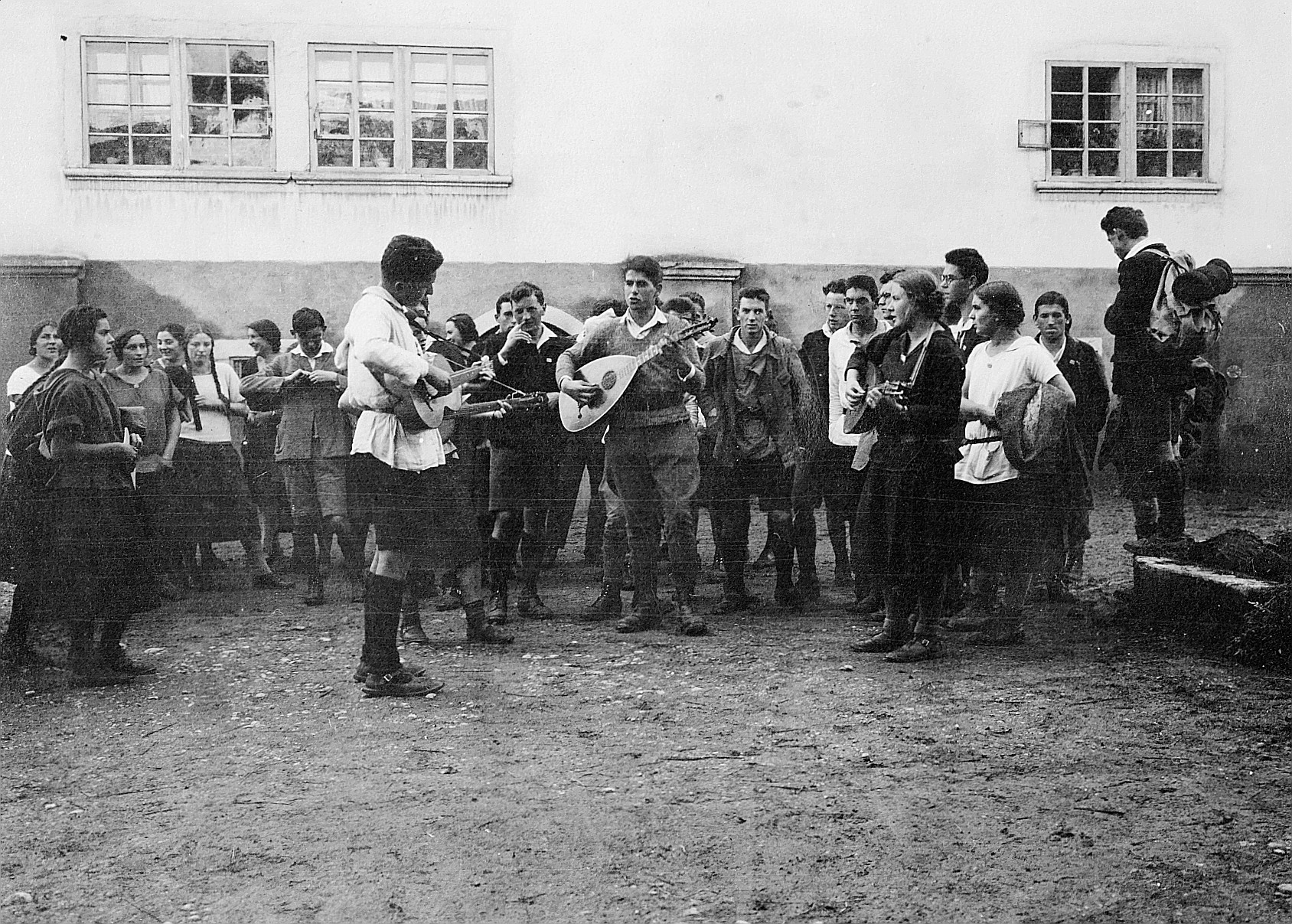 Führertag in Staufen: Versammelte Wandervögel stehen vor einem Haus - Musizierende Wandervögel (mit Gitarren und Mandolinen) (1925)