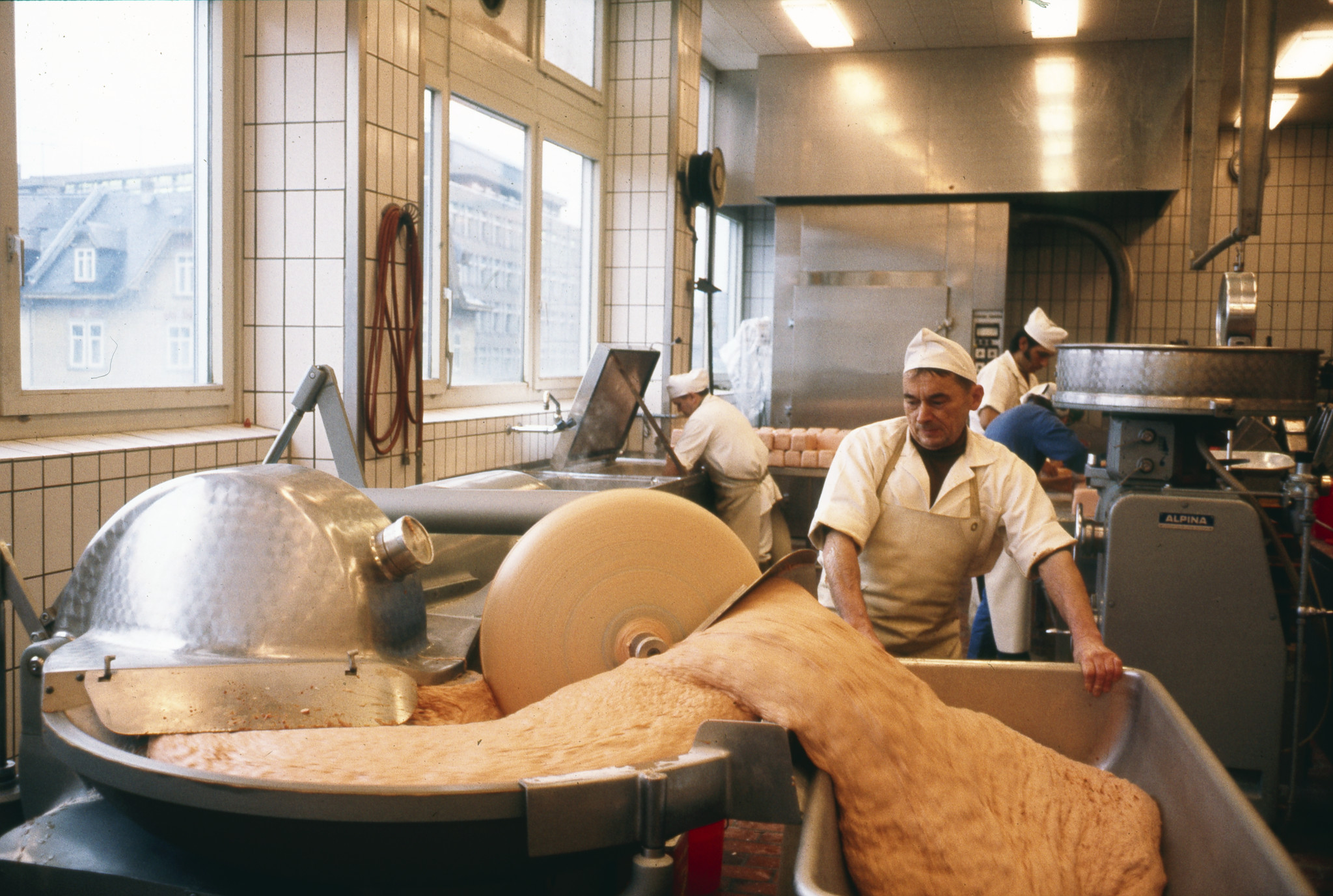 Metzger überwacht die Brätproduktion, ca. 1980