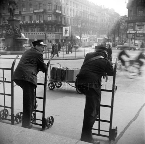 Zwei Gepäckträger mit Gepäckwagen, Zürich Hauptbahnhof, um 1960