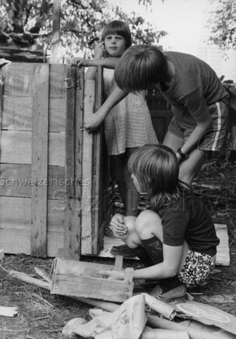 "Robinsonspielplatz Spreitenbach" - Kinder beim Bauen mit Holz; 1973
