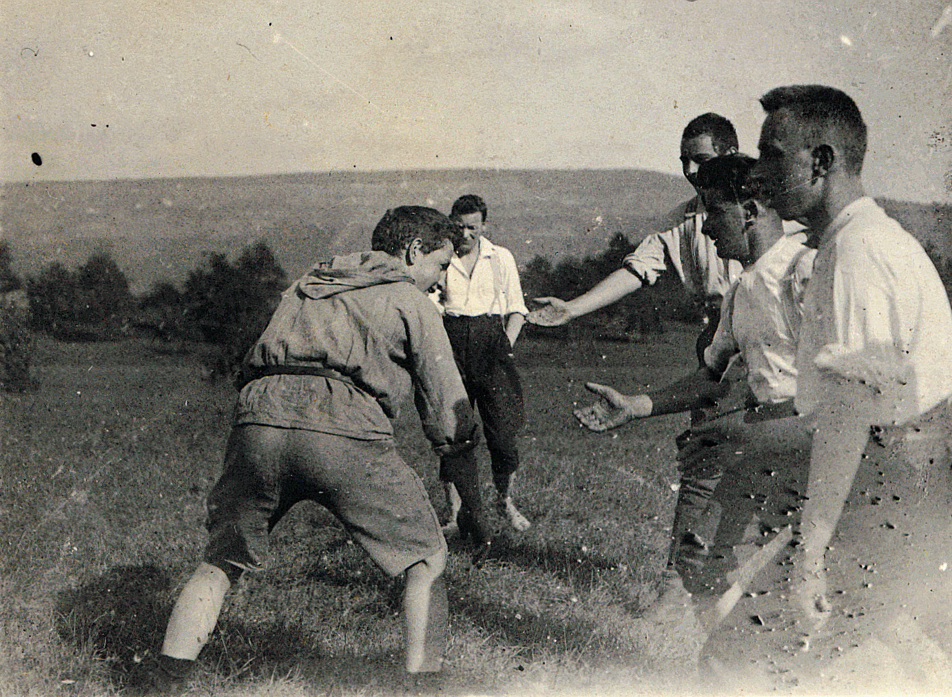 1. Führertag in Fischbach bei Bremgarten (AG): Wandervögel spielen auf der Wiese (Herbst 1919)