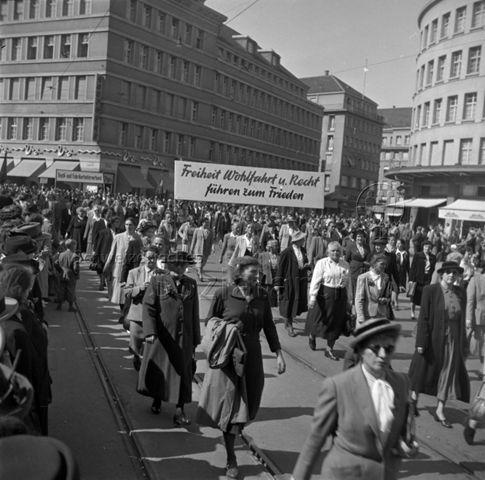 1. Mai, Umzug, Transparent "Freiheit, Wohlfahrt u. Recht führen zum Frieden", Zürich, um 1960