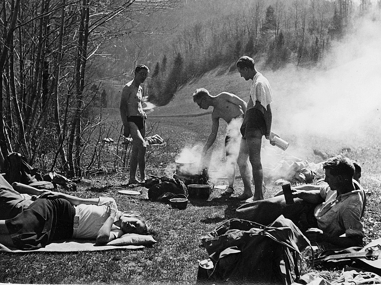 Basler Wandervögel kochen im Freien auf dem Feuer während einer Jurafahrt (1936)