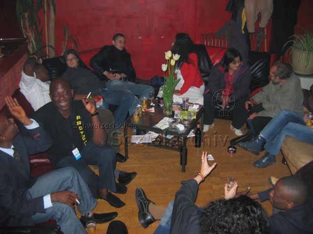 23. ILGA (International Lesbian, Gay, Bisexual, Trans and Intersex Association) World Conference – Geneva (27.03.–03.04.2006, Genf) – Konferenzteilnehmende beim Ausklingenlassen des Tages