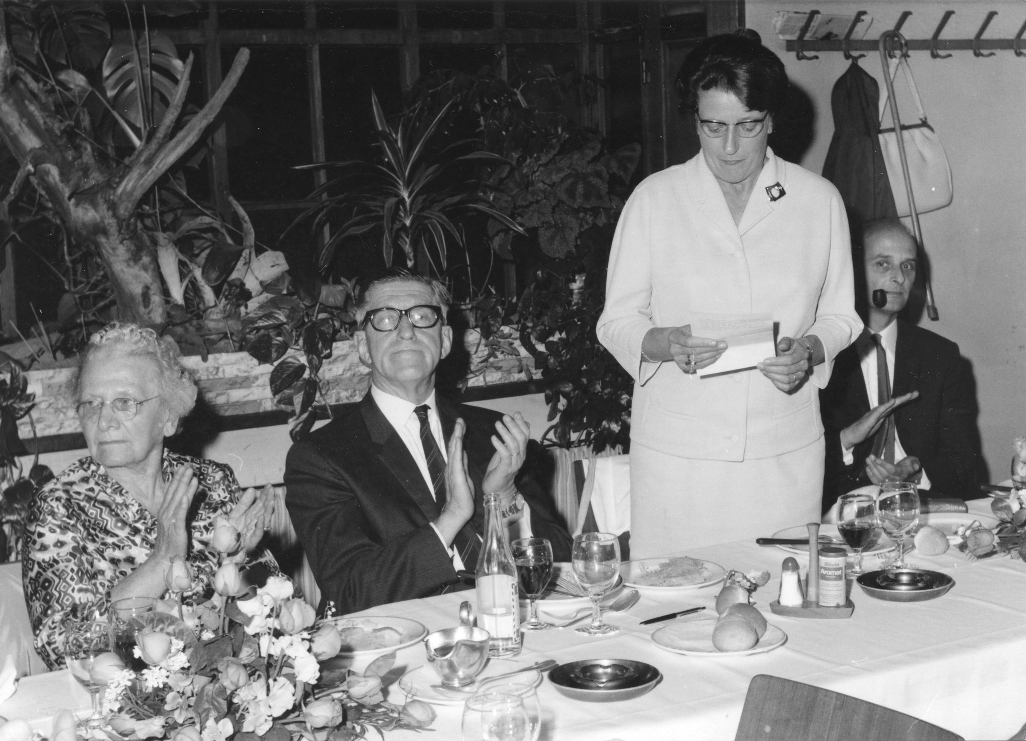"80. Geburtstag Regina Kägi 08.05.1969"; eine Frau hält eine Ansprache