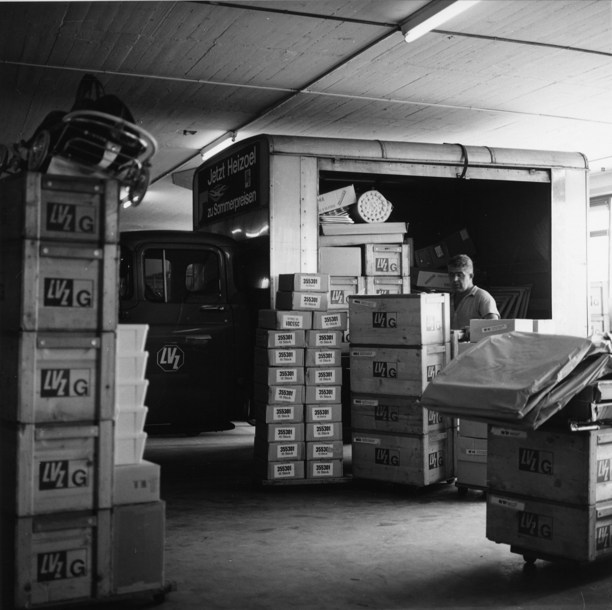 Mann beim Verladen von Kisten in einen Lieferwagen
