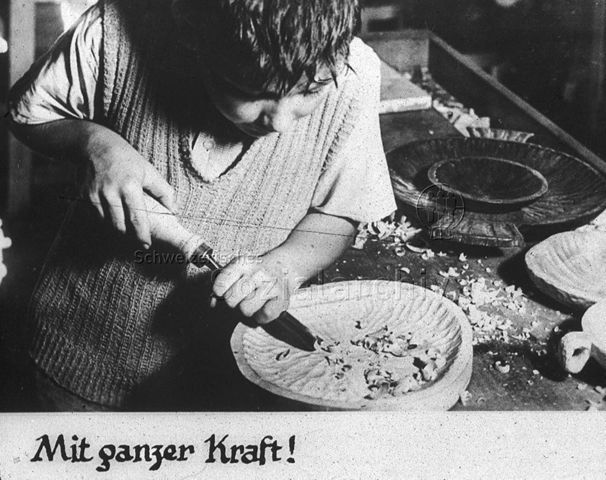 Freizeitwerkstatt - "Knabe am Schalenschnitzen"; um 1960