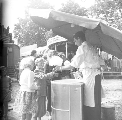 Jahrmarkt (Chilbi), Zuckerwatteverkäufer, um 1960