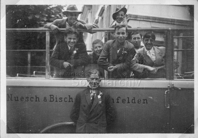 Album Alfred Brauchli, Teil 1/3: 699 Tage Aktivdienst 1939-1945 als Sanitätssoldat bei der Sanitätskompanie I/​7, Thurgau:- Jungen und Frau auf Bus oder Postauto