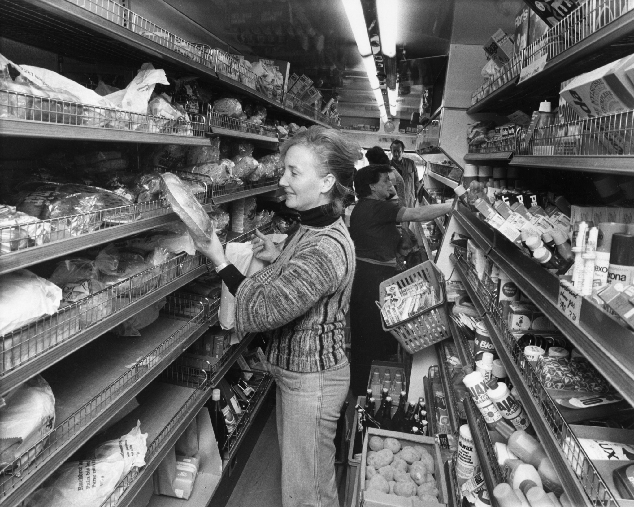 Frauen beim Einkaufen in einem Verkaufswagen des Lebensmittelvereins Zürich