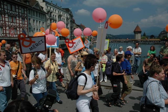 Gesamtschweizerische Lesbian&Gay Pride 2005: "Sowieso" (18.06.2005, Luzern) – "& Grazie – Lilith Lausanne" und "& Merci – Lilith Lausanne", Kapellbrücke im Hintergrund