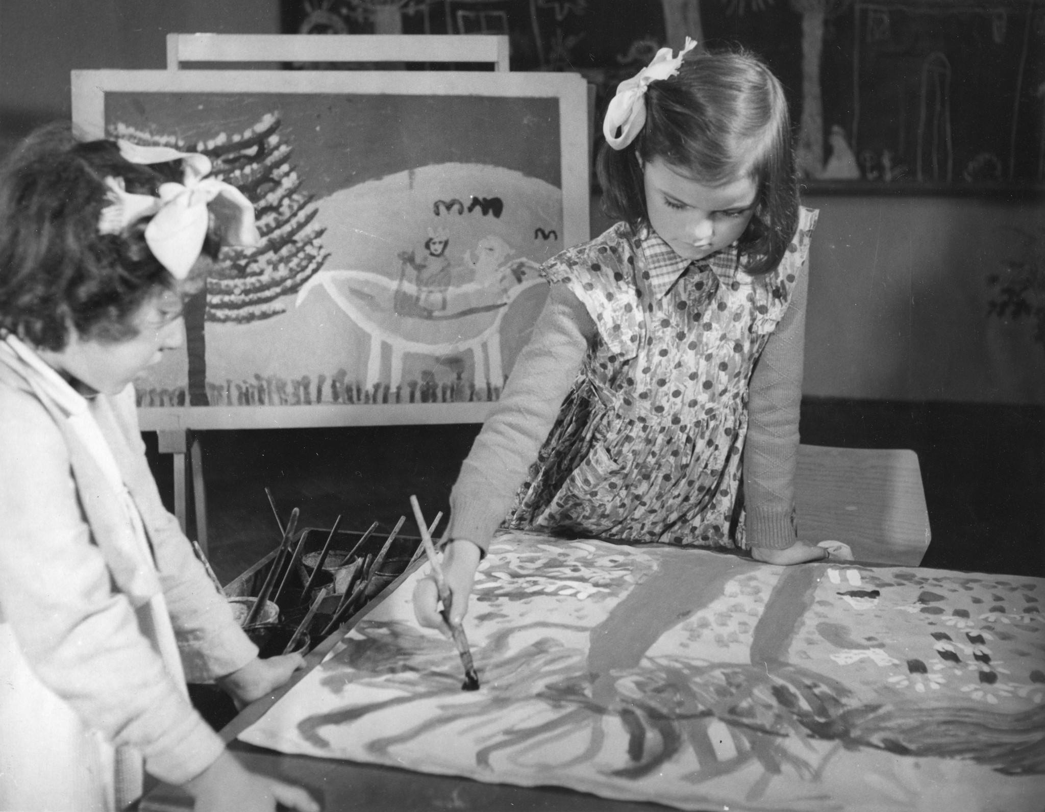 Im Kindergarten: zwei Mädchen malen