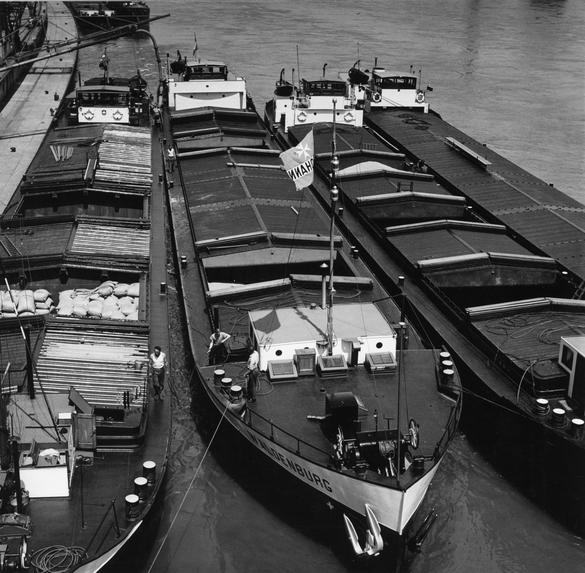Transportschiffe im Hafen