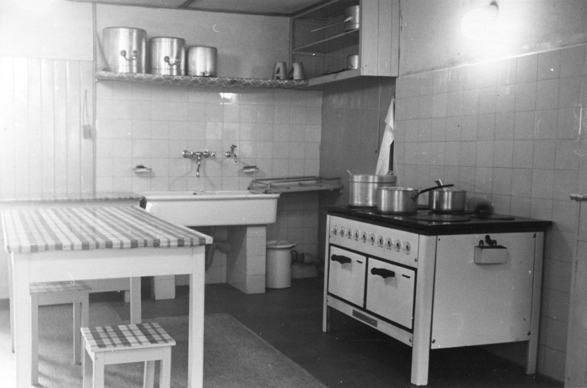 "Säuglings- und Kinderheim Schwyzerhüsli, Innsbruck"; Ansicht einer neuen Küche