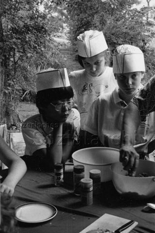 Kinder beim Kochen, evt. Ferienpass; um 1980