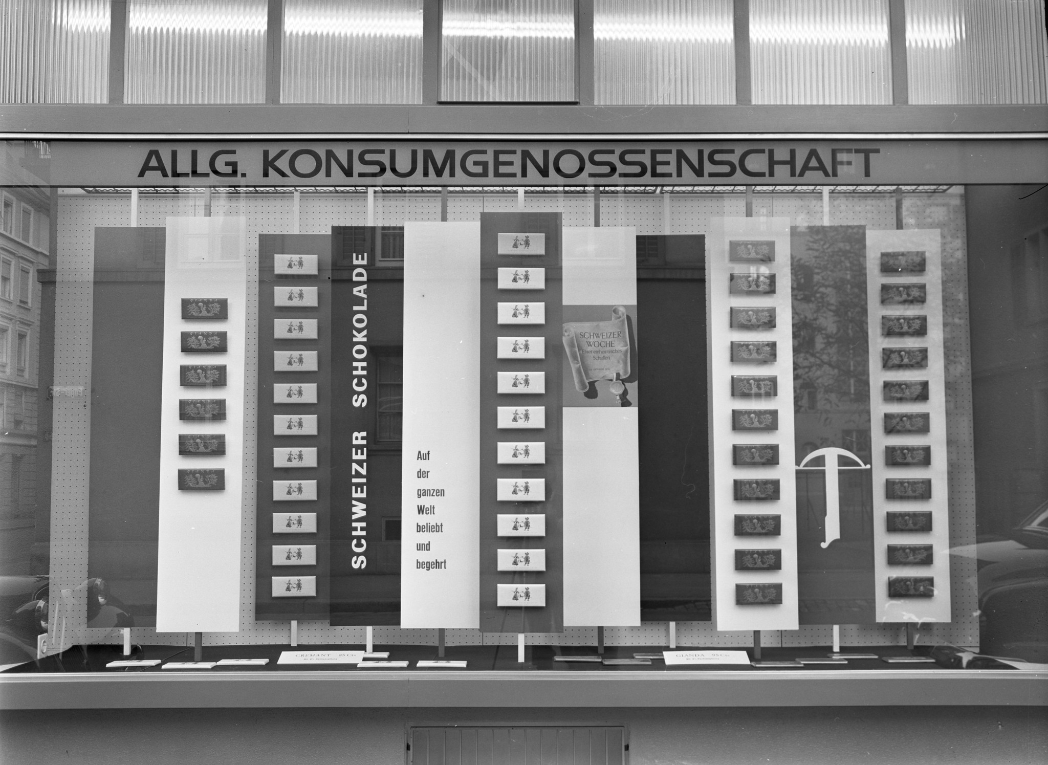 Schaufenster Filiale LVZ: "Schweizer Schokolade - Auf der ganzen Welt beliebt und begehrt"