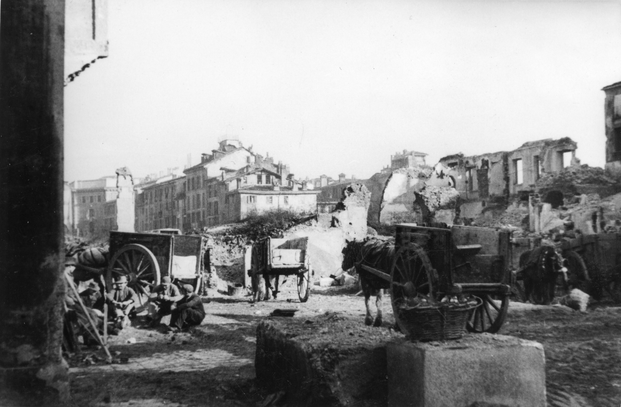 "Milano, 1946. Schuttwegräumen"; Männer entfernen mit Hilfe von Karren den Kriegsschutt