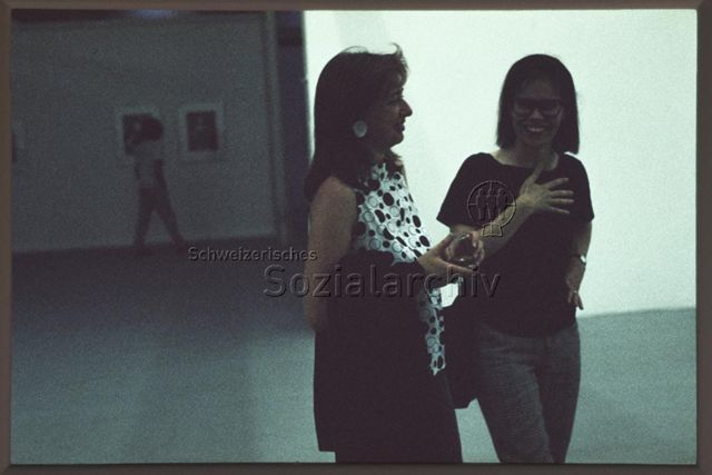 Vernissage, abgebildet rechts: Lily van der Stokker
