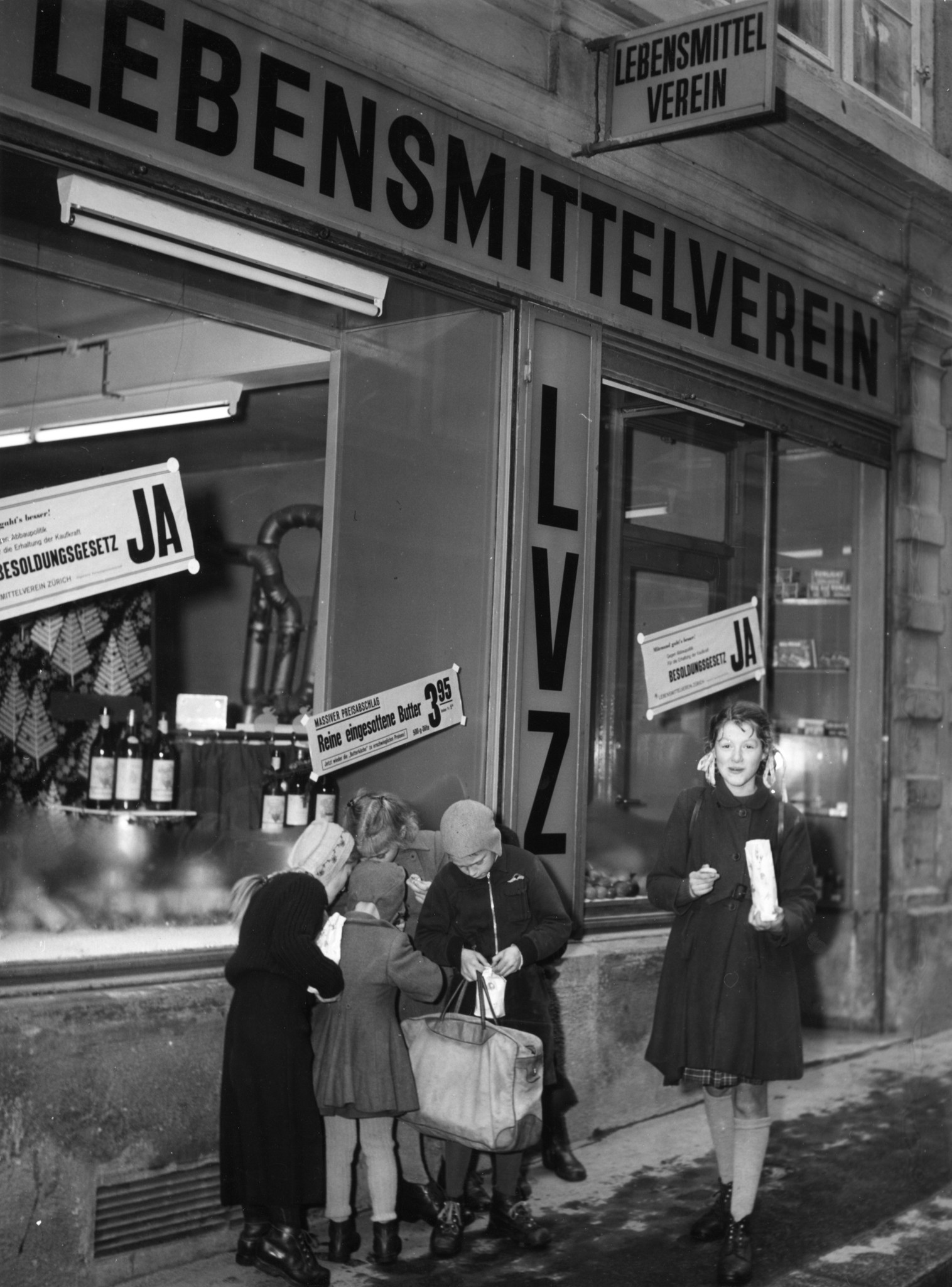 Laden des Lebensmittelvereins Zürich: Kinder vor dem Geschäft anlässlich der St. Nikolaus-Feier
