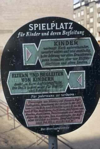 "Spielplatzanleitung, Düsseldorf" - Informationstafel zu Spielplatzregeln