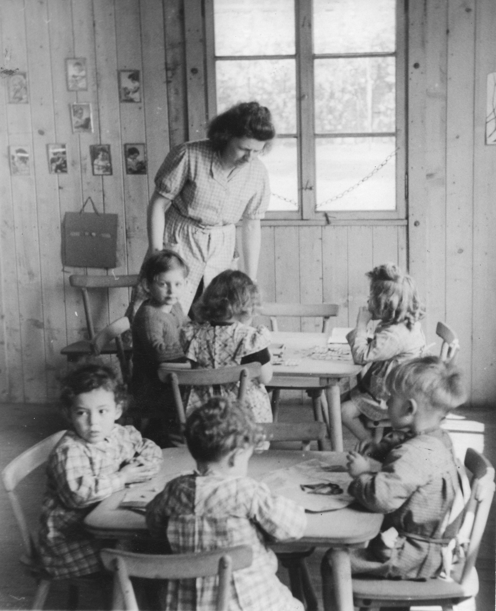 "Fives [Stadtviertel von Lille, Nord-Pas-de-Calais] Mai 1947 Ecole maternelle", Kinder im SAH-Sozialzentrum
