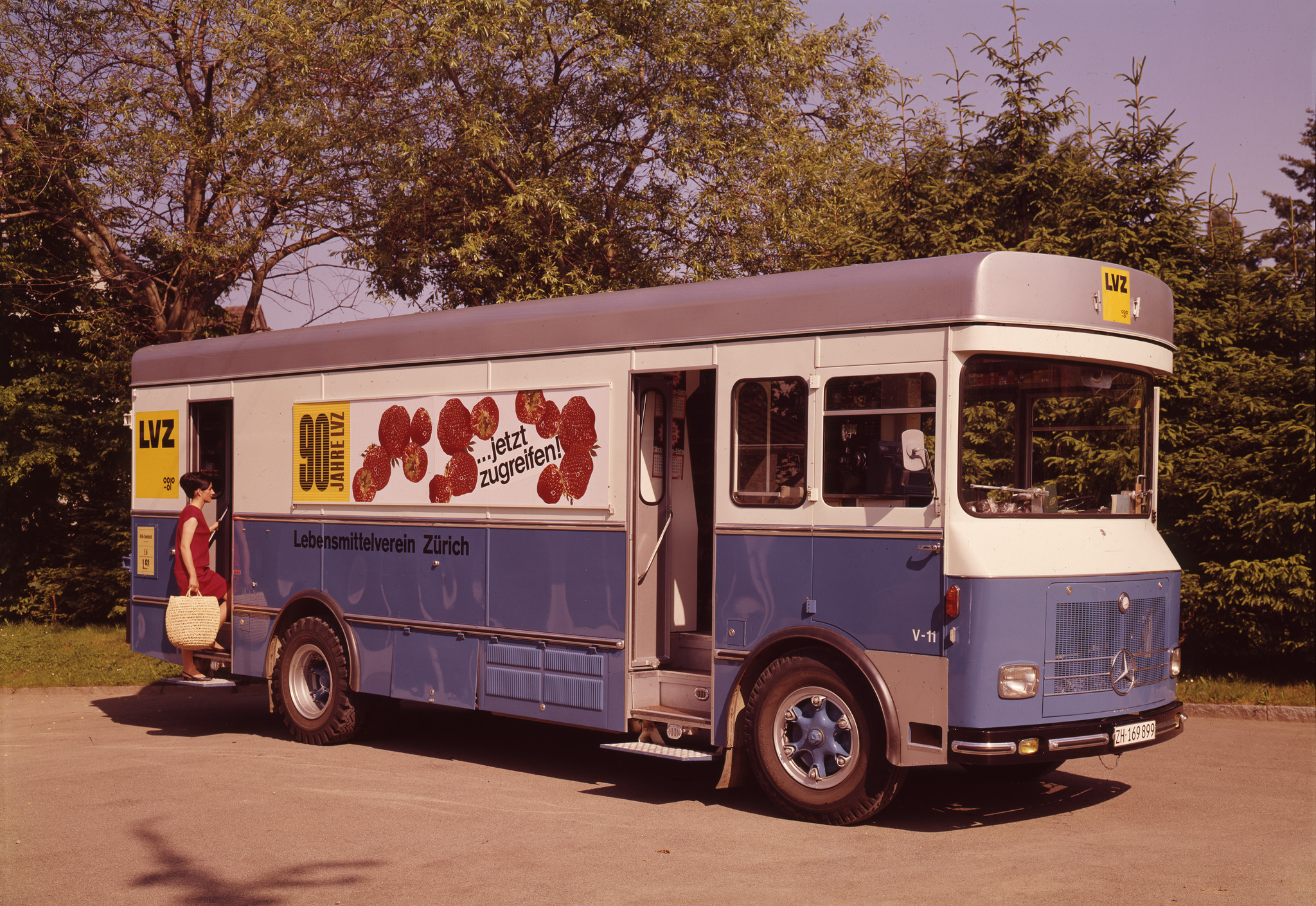 "90 Jahre LVZ - jetzt zugreifen" Selbstbedienungswagen, 1968