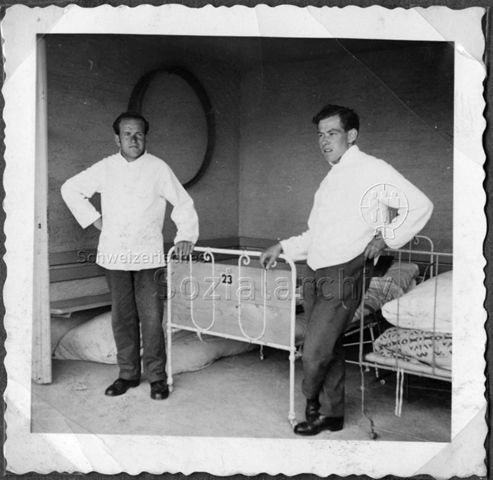 Album Alfred Brauchli, Teil 1/3: 699 Tage Aktivdienst 1939-1945 als Sanitätssoldat bei der Sanitätskompanie I/​7, Thurgau: - Alfred Brauchli (links)