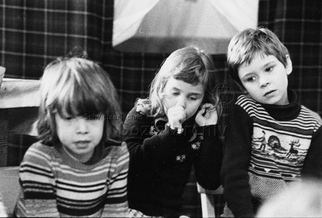 "Kindergarten" - Zwei Mädchen und ein Junge; um 1980