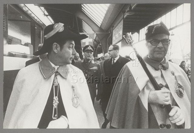 Sigmund Widmer, Stadtpräsident von Zürich (rechts, mittig), mit englischem Offizier im Zürcher Hauptbahnhof, um 1968